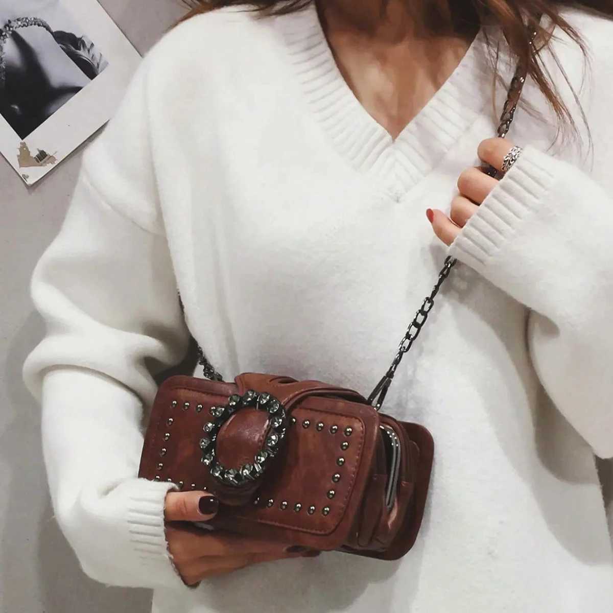 Retro trendy everyday versatile rivet decorated crossbody bag niche design fashionable and popular shoulder bagT251213