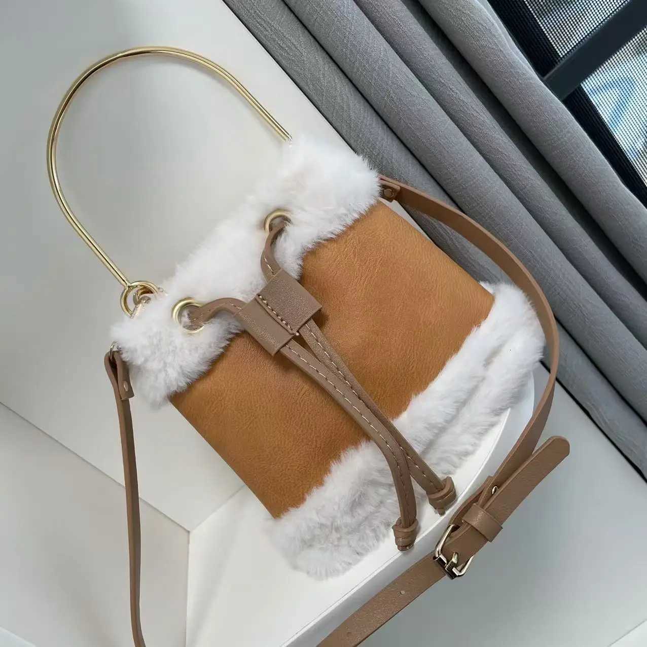 Water bucket Bag Womens 2025 New Autumn and Winter Faux Fur Plaid Furry Bag Korean Style Retro Shoulder Cross-Body Small BagT251213