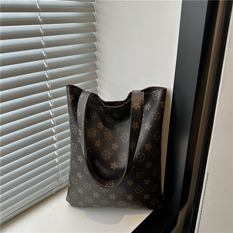 Simple Versatile Commuter Bag Women 2026s Spring Summer New Design Premium Print Large Capacity Fashion Shoulder Bag Black Brown Free Shipping