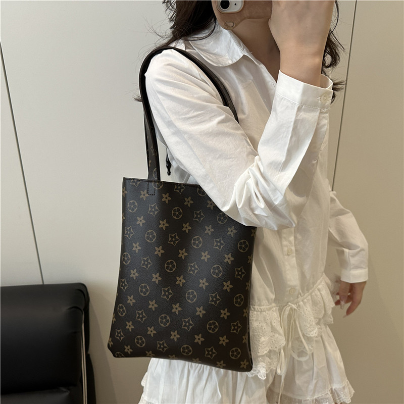 Simple Versatile Commuter Bag Women 2026s Spring Summer New Design Premium Print Large Capacity Fashion Shoulder Bag Black Brown Free Shipping