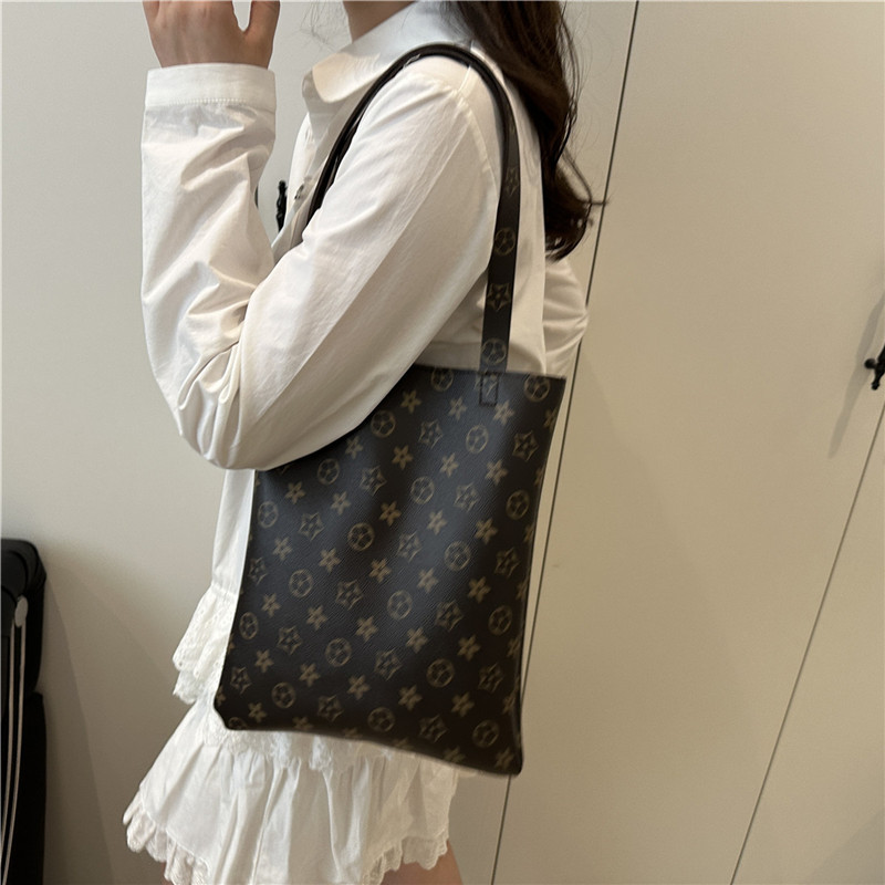 Simple Versatile Commuter Bag Women 2026s Spring Summer New Design Premium Print Large Capacity Fashion Shoulder Bag Black Brown Free Shipping