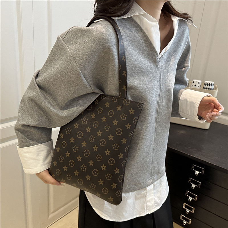 Simple Versatile Commuter Bag Women 2026s Spring Summer New Design Premium Print Large Capacity Fashion Shoulder Bag Black Brown Free Shipping