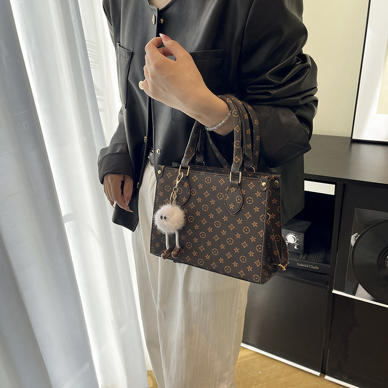 2026s Spring Summer New Design Large Capacity Tote Bag Retro Fashion Handbag Print Colorblocking Simple Elegant Commuter Bag Free Shipping