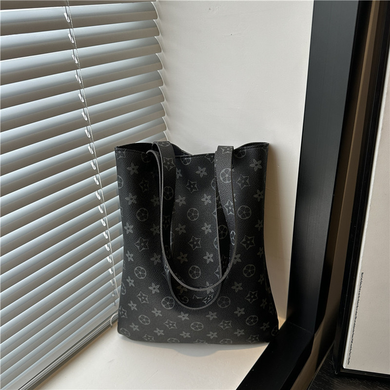 Simple Versatile Commuter Bag Women 2026s Spring Summer New Design Premium Print Large Capacity Fashion Shoulder Bag Black Brown Free Shipping