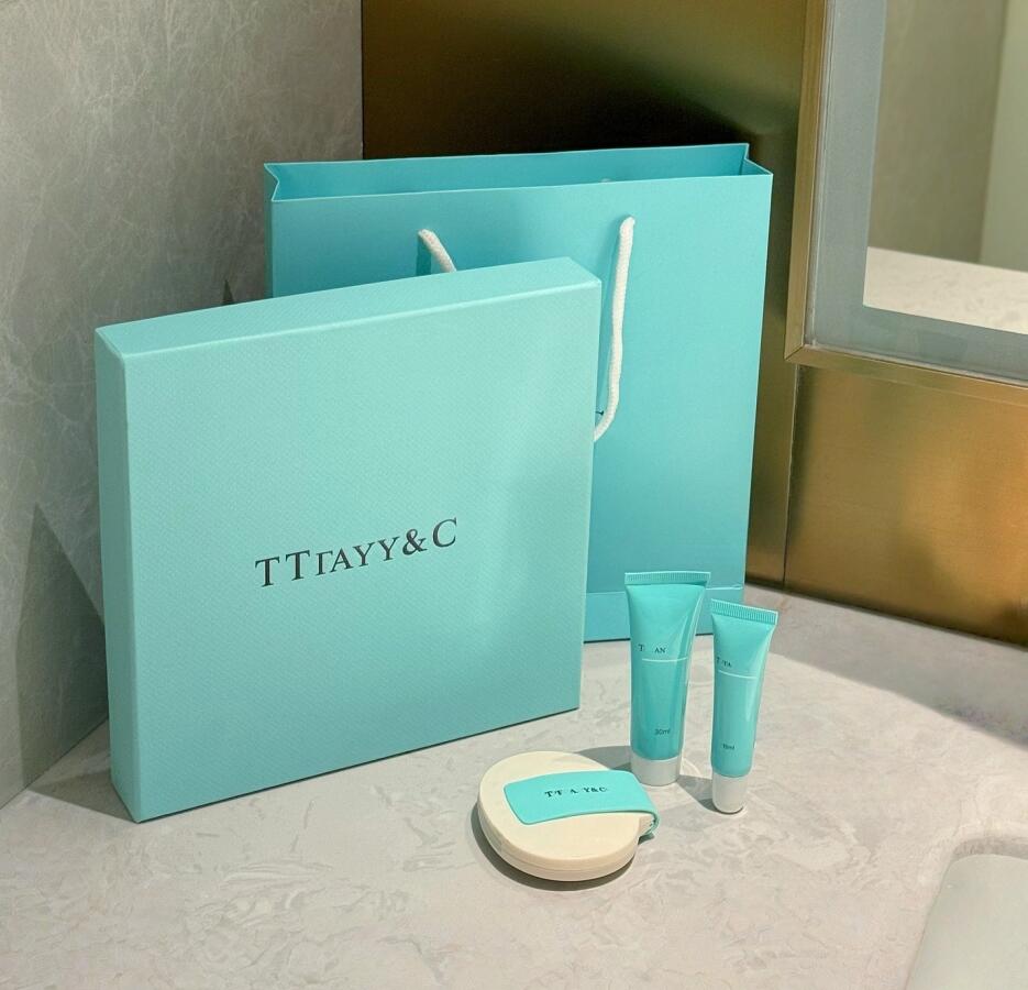 Designer classic sky blue T letter logo portable beauty mirror hand cream lip gloss three piece gift box Fashion Valentine Day Girlfriend gift folding makeup mirror