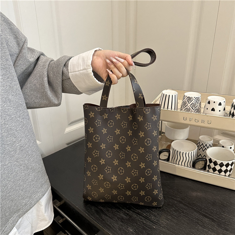 Simple Versatile Commuter Bag Women 2026s Spring Summer New Design Premium Print Large Capacity Fashion Shoulder Bag Black Brown Free Shipping