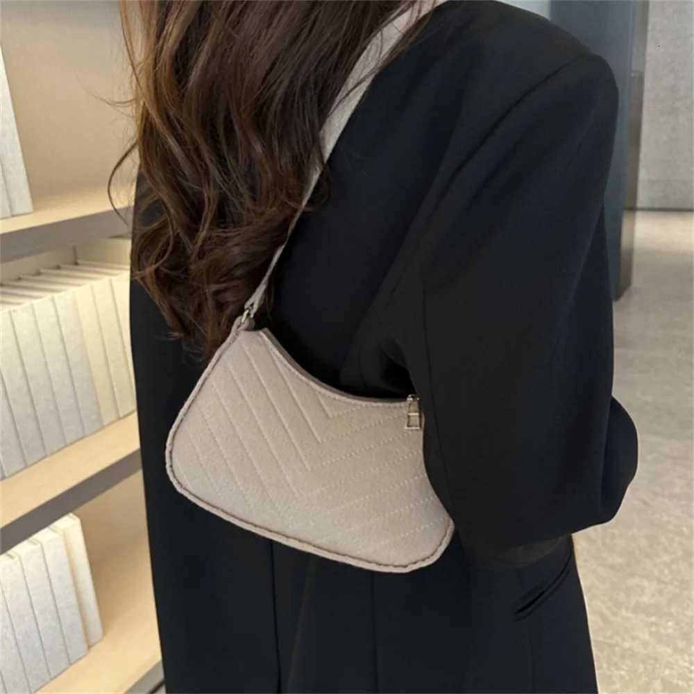 New Brand Women Retro Underarm Bag Felt Solid Color Shoulder Bag Casual Purse Dumpling Bag Simple Fashion Crossbody BagT251215