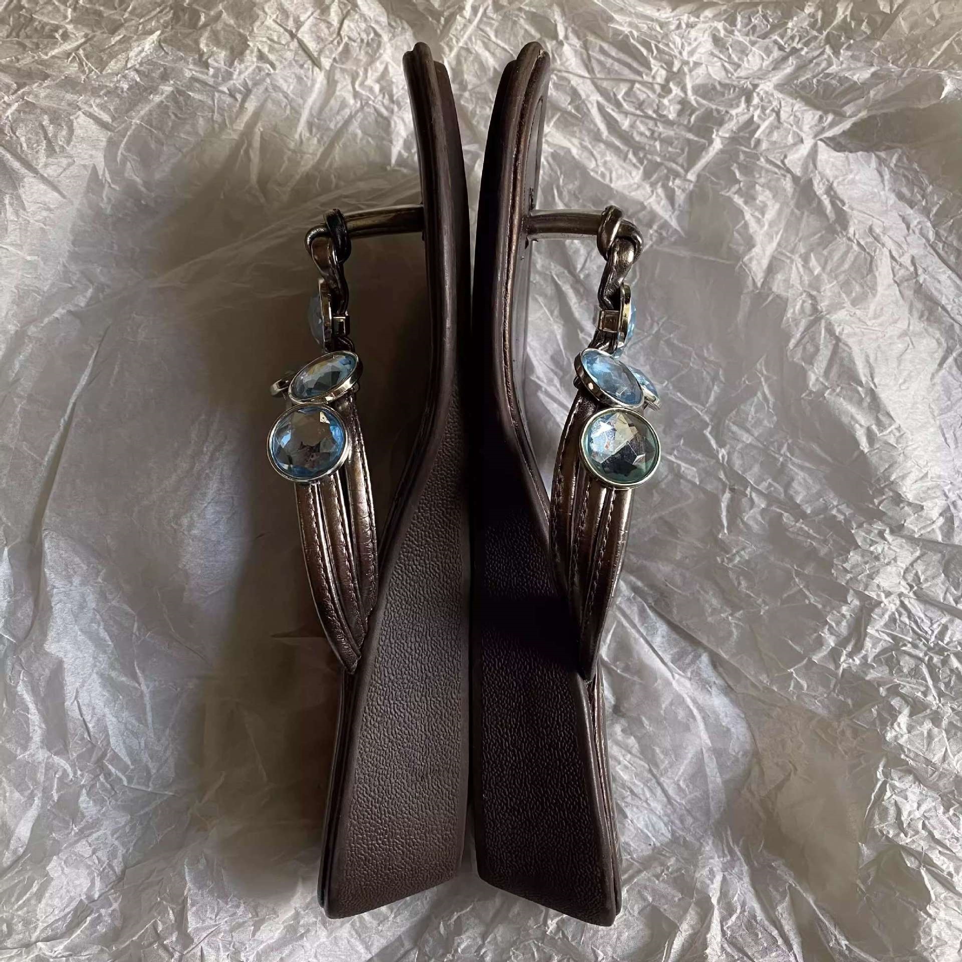 Retro fashion clip-toe flip flops women's 2025 new blue rhinestone pedal wedge heel French cool flip flops to wear outside