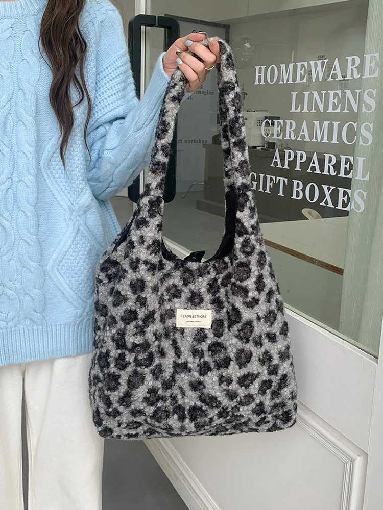 2025 autumn/winter new leopard print plush bag fashionable and casual shoulder bag womens daily commuting bagT251215