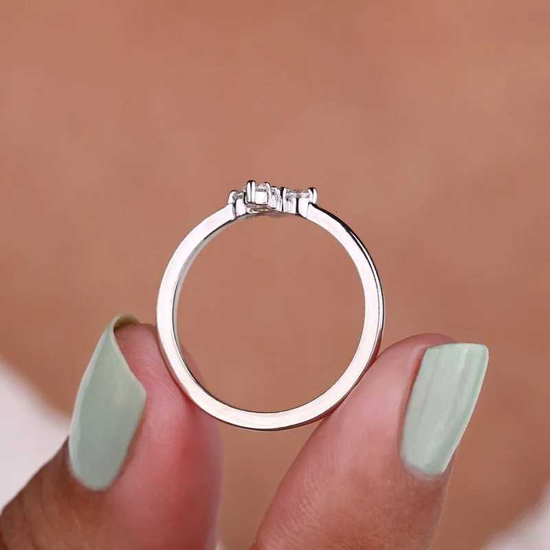 Cross Finger Ring for Women White Cubic Zirconia Exquisite Female Accessories Daily Wear Trendy Jewelry M251215