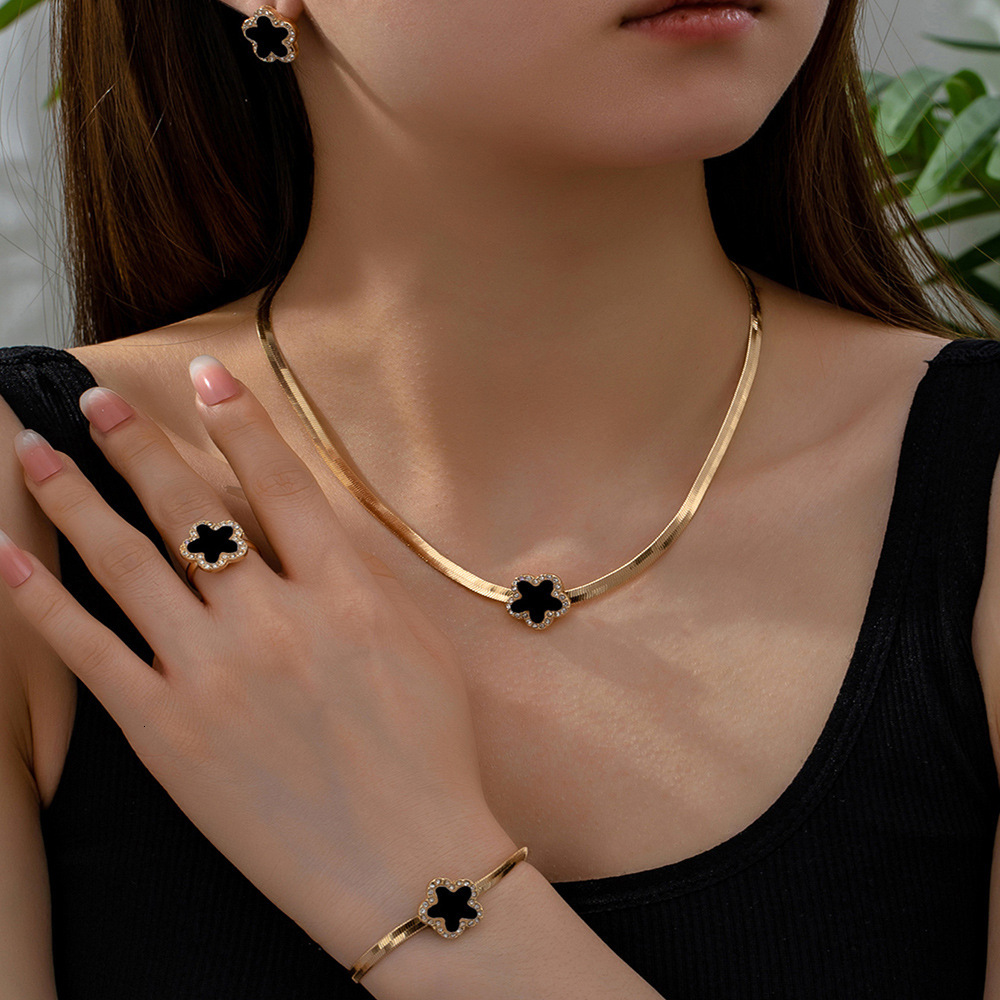 Designer Necklace Celebrity Style Flower Vintage Fashion Elegant Bracelet Earrings Luxurious Jewelry Ring Set
