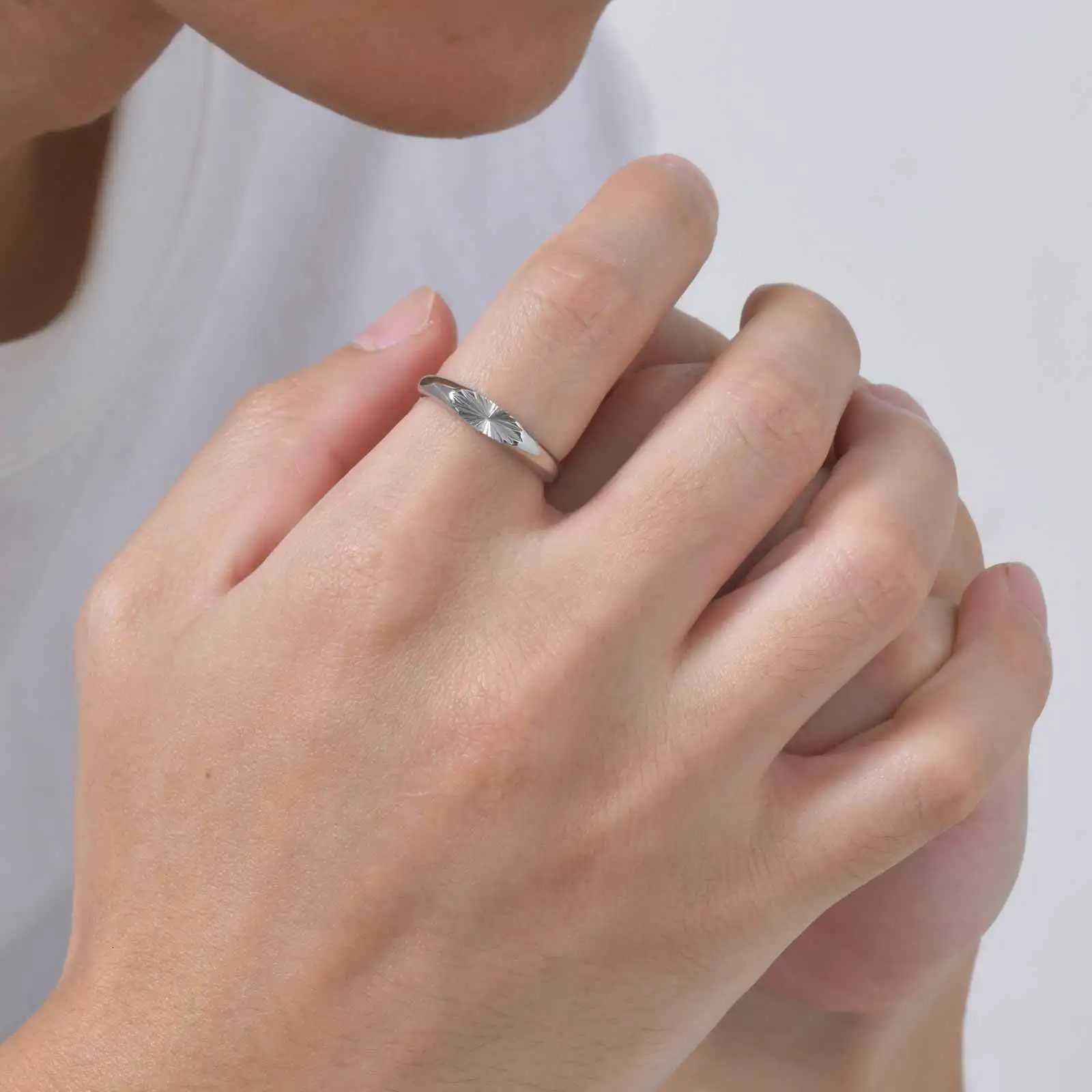 Vnox Sliver Plated Stainless Steel Ring for Men Flower Pattern Elliptical Surface 492mm Rings Minimalist Ring Fashion Gifts M251215