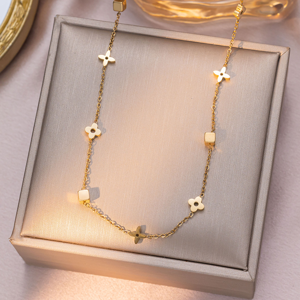 High End Luxury Designer Necklace Fashionable Jewelry Women's Geometric Small Square Flower Titanium Steel Four Leaf Clover Collarbone Chain Set