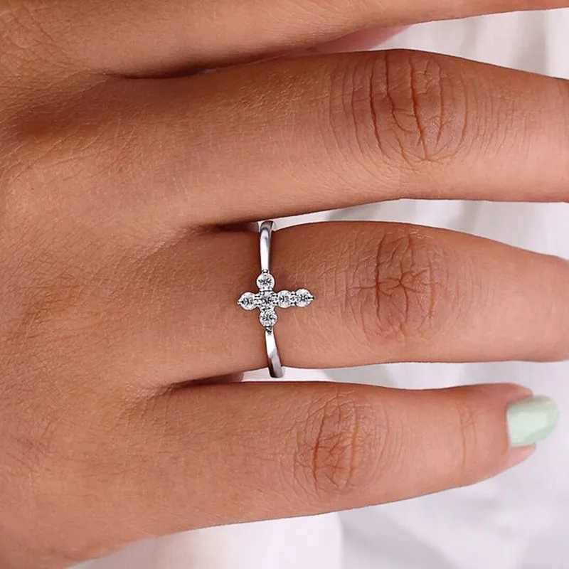 Cross Finger Ring for Women White Cubic Zirconia Exquisite Female Accessories Daily Wear Trendy Jewelry M251215