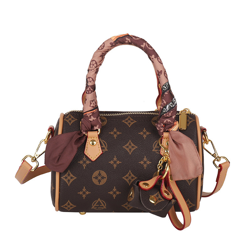 Free delivery designer shoulder bag Fashionable and minimalist handbag commuting shoulder bag