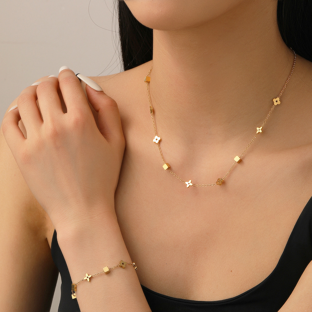 High End Luxury Designer Necklace Fashionable Jewelry Women's Geometric Small Square Flower Titanium Steel Four Leaf Clover Collarbone Chain Set