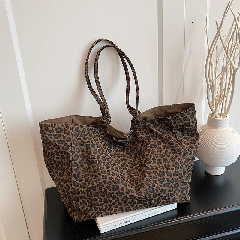 Fashionable Leopard Print Tote Bag Women Leisure and Commuting Shoulder Bag Large Simple Texture Storage Bag Casual Daily Use 251215