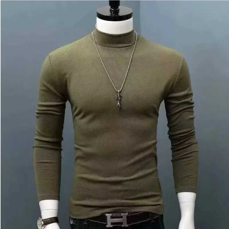 Multi-colored half-high neck thermal wear The half-high neck fits the neckline without letting in any cold air The fleece fabr G251215