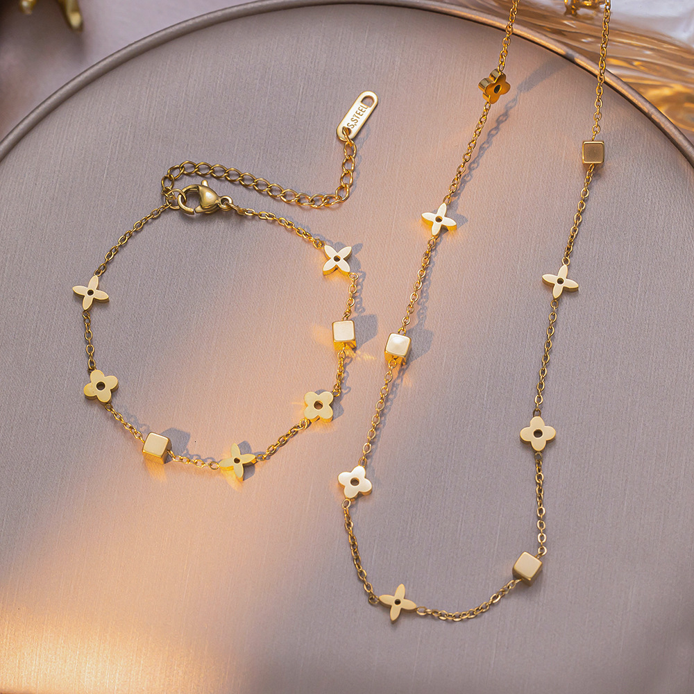 High End Luxury Designer Necklace Fashionable Jewelry Women's Geometric Small Square Flower Titanium Steel Four Leaf Clover Collarbone Chain Set