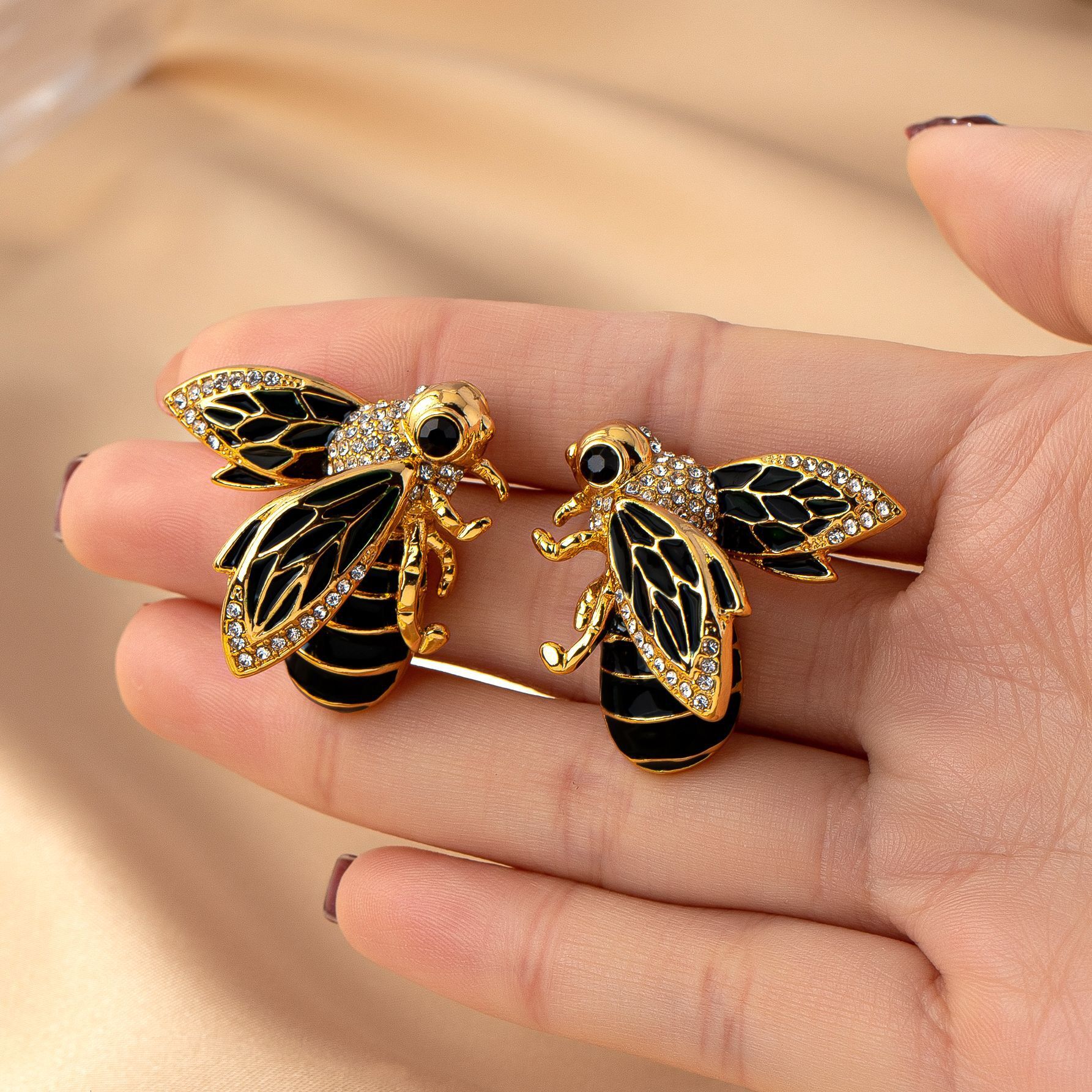 Designer Earrings Luxury Jewelry Bees Fashionable Insects Enamel Oil Droplets Animal Brooch Retro Classic Versatile Noble