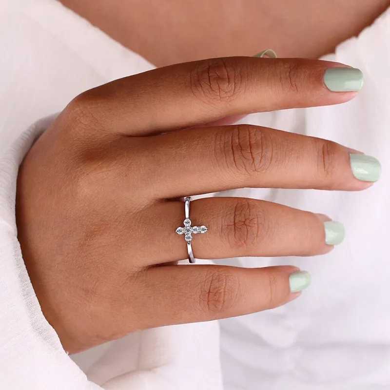 Cross Finger Ring for Women White Cubic Zirconia Exquisite Female Accessories Daily Wear Trendy Jewelry M251215