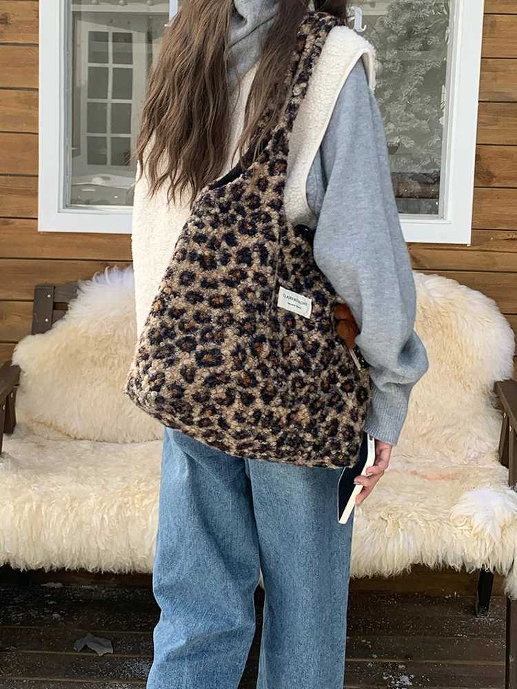 2025 autumn/winter new leopard print plush bag fashionable and casual shoulder bag womens daily commuting bagT251215