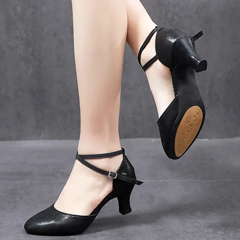 Ladies Standard Shoes Pearl Ladies Ballroom Dancing Shoes Closed Toe Salsa Shoes Rubber Soft Outsole Modern Dance Low Heels 251212
