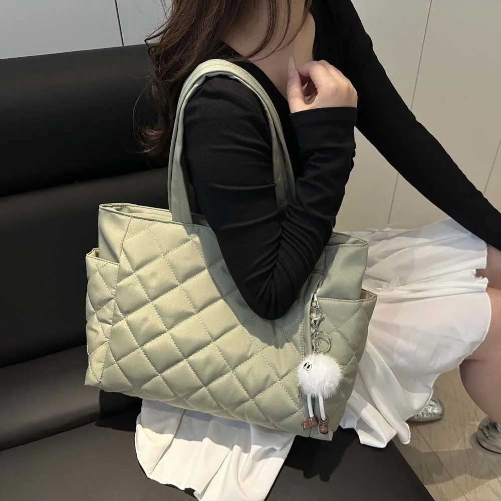 Fashionable Quilted Tote Bag with Cute Plush Bag Decoration Autumn Leisure Large Capacity Handbag Daily Commuting Shoulder BagT251215