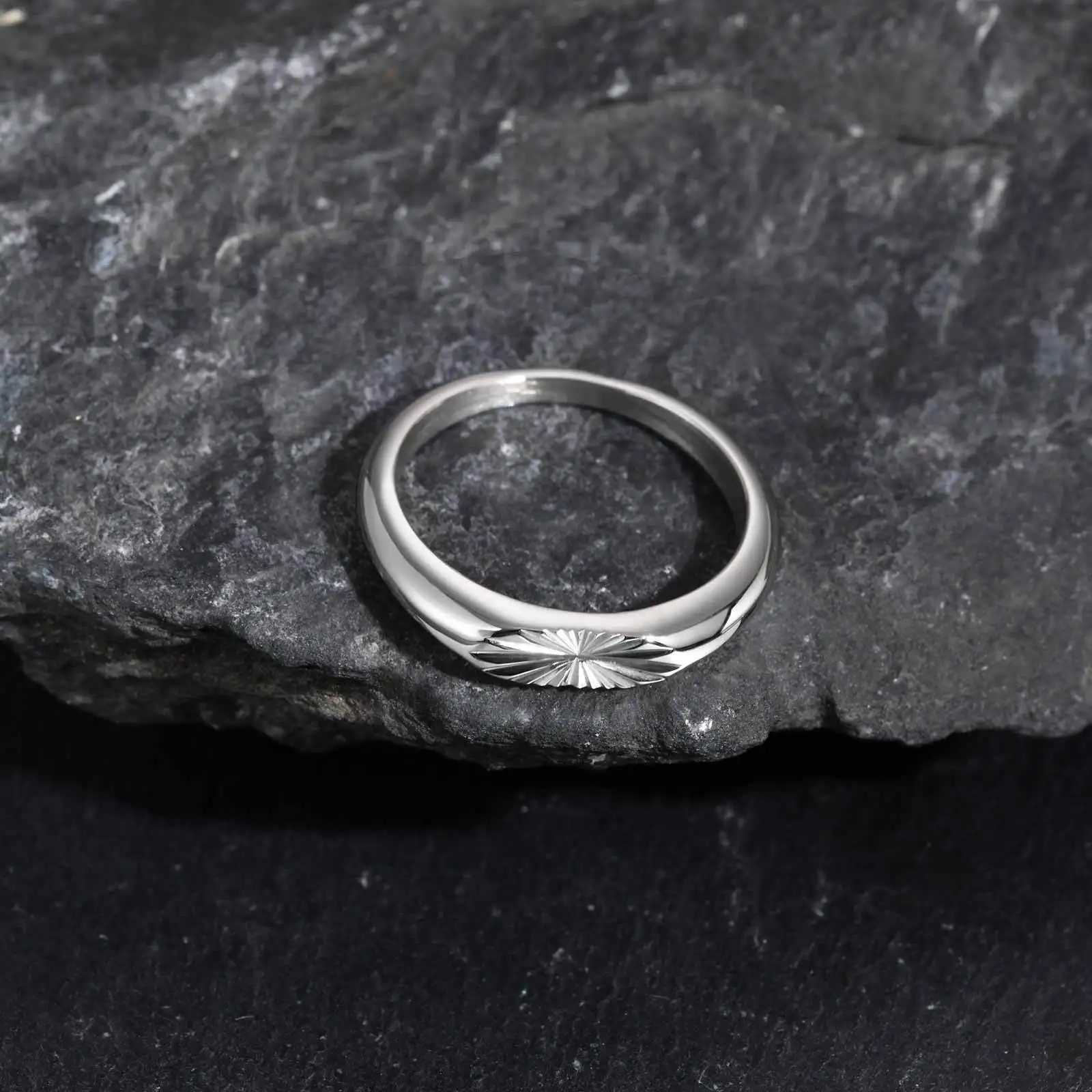 Minimalist Silver Color Mens RingEmbossing Radiation Sunburst Stainless Steel Tail RingStylish Wedding Finger Ring Gifts M251215