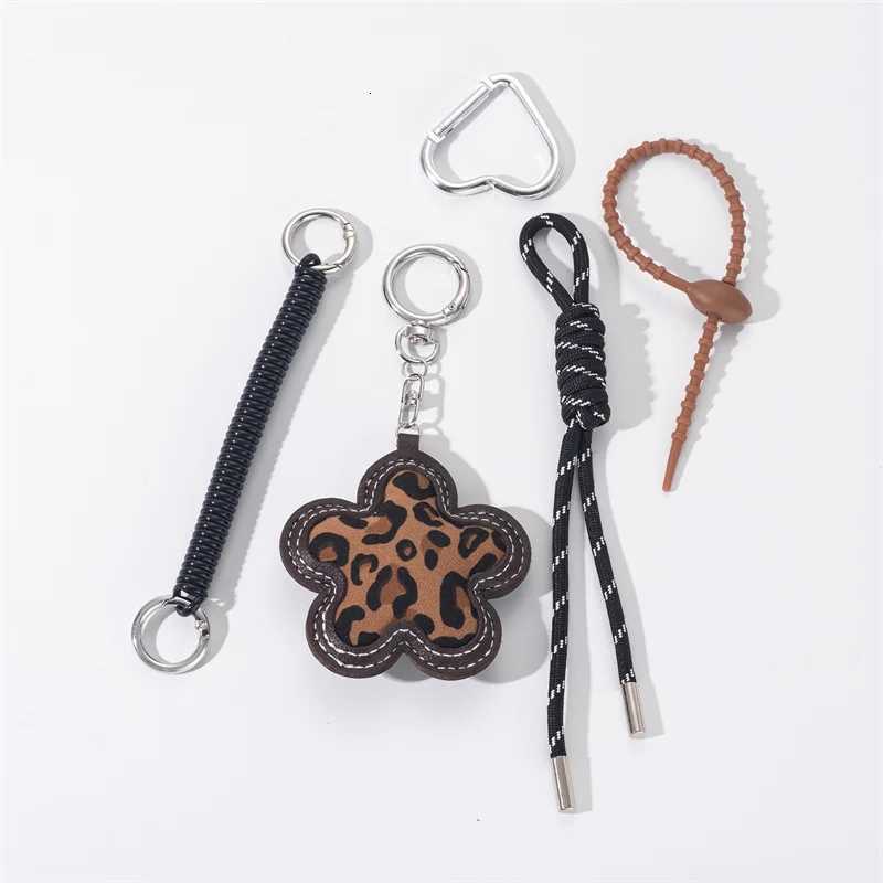 Simple Fashion Leather Leopard Print Flower Keychain Car Keyring Handbag Bag Charm Jewelry Pendant Hanging Ornaments M251215