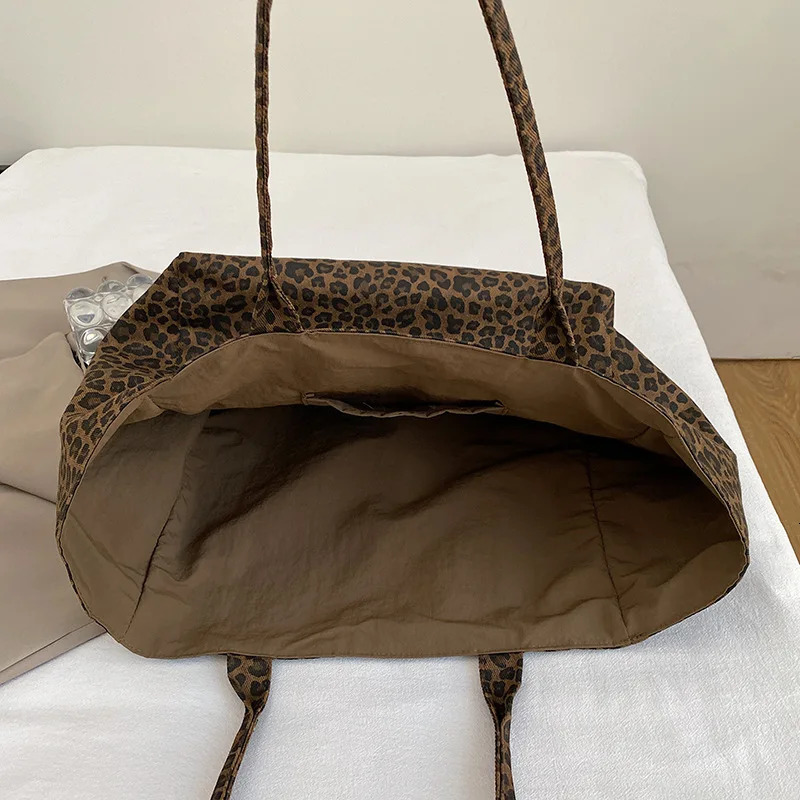 Fashionable Leopard Print Tote Bag Women Leisure and Commuting Shoulder Bag Large Simple Texture Storage Bag Casual Daily Use 251215