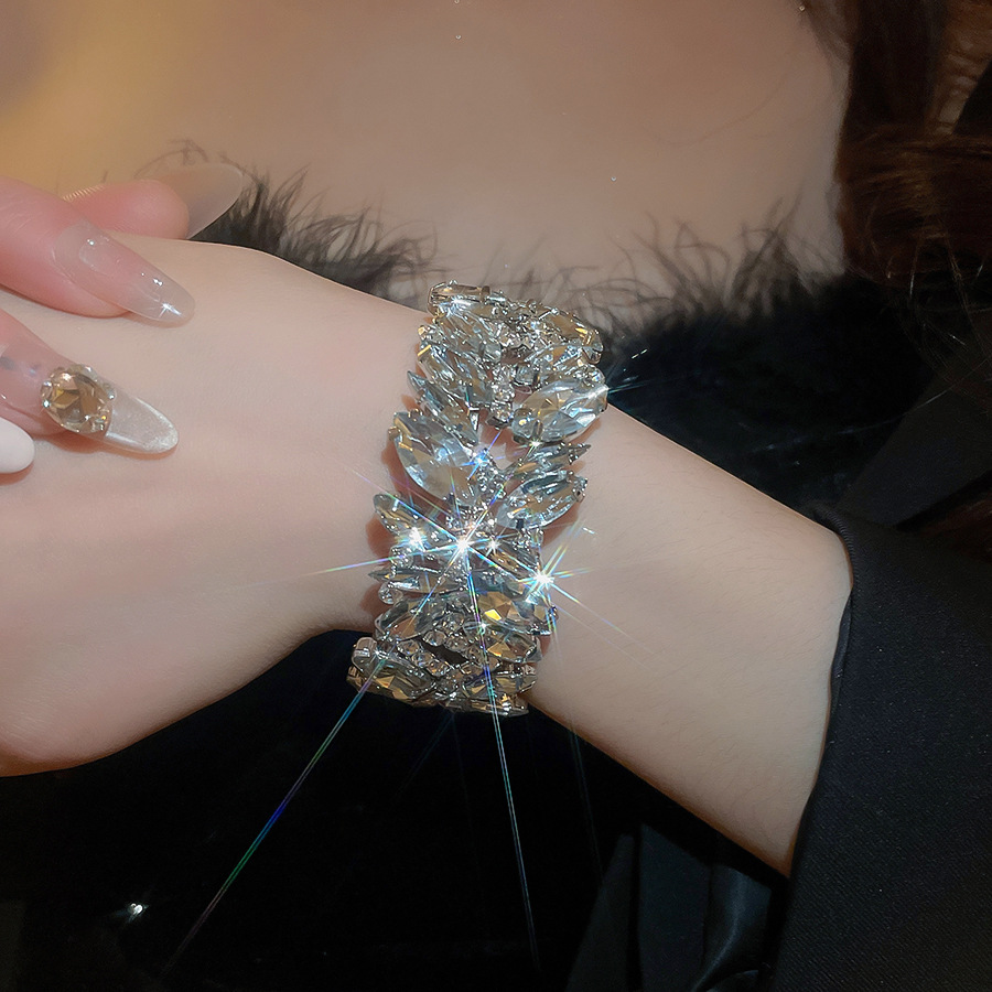 Inlaid Diamond Butterfly Open Minimalist Style Exquisite Elegant Niche High-end Feel Bracelet Light Luxury Temperament Versatile Jewelry - view 4