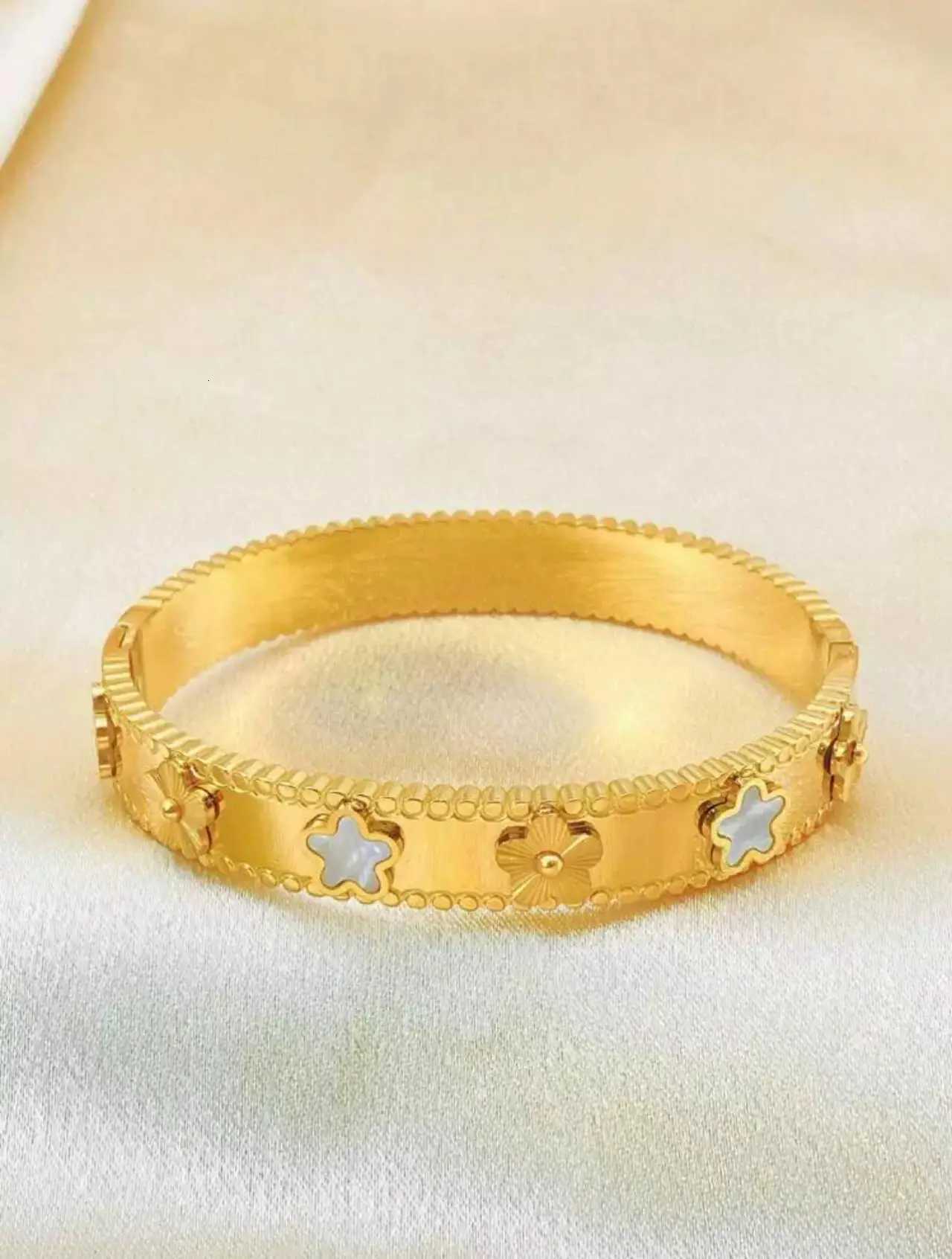 Fashion Flower Stainless Steel Style Vintage Cinquefoil Kaleidoscope Narrow for Women Hand Jewelry M251215