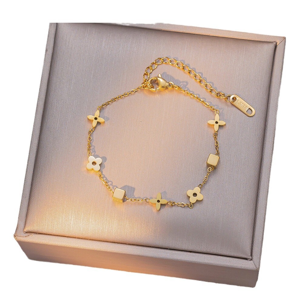 High End Luxury Designer Necklace Fashionable Jewelry Women's Geometric Small Square Flower Titanium Steel Four Leaf Clover Collarbone Chain Set