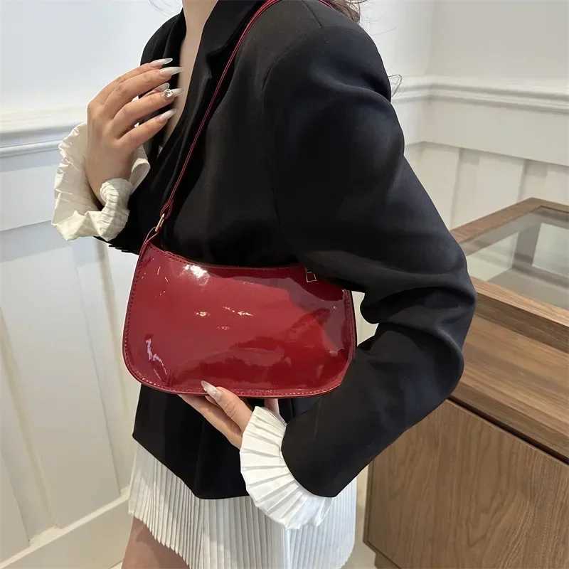 Womens Patent Leather Handbag Versatile Fashion Shoulder Casual Commuting Bags Girl Brand Designer Zipper Handbag Korean 2025T251215