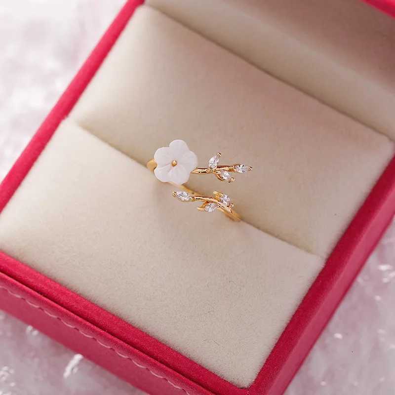 2022 New Fashion Crystal Zircon Rings Sweet Flower Butterfly Adjustable Open Rings Female Wedding Engagement Jewelry Gift M251215