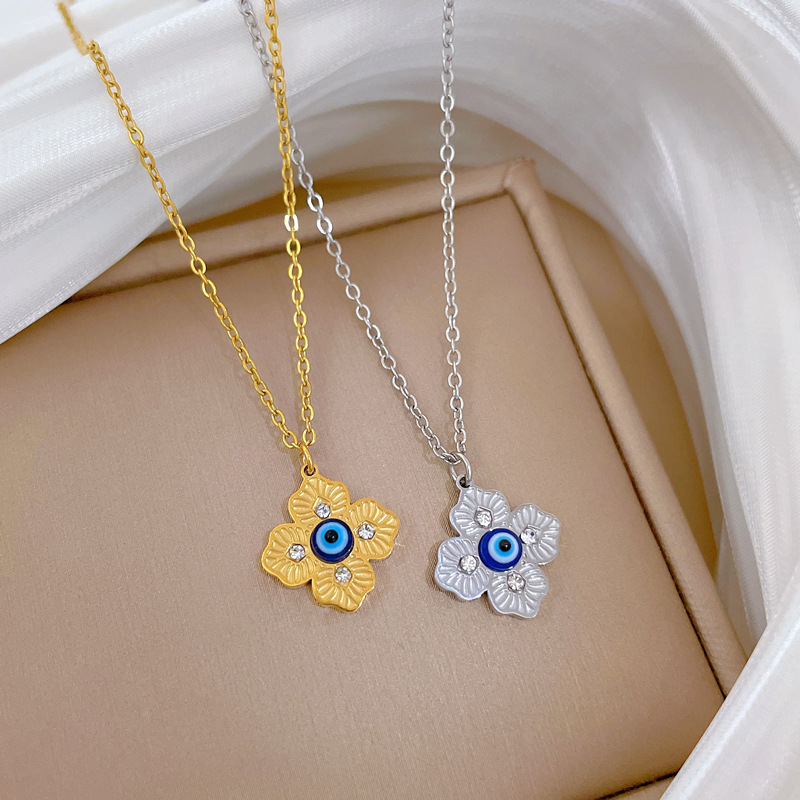 Exquisite Texture Carved Lucky Grass Pendant Necklace Cracked Eyes Furnace Necklace Temperament Ladies Collarbone Chain Accessory