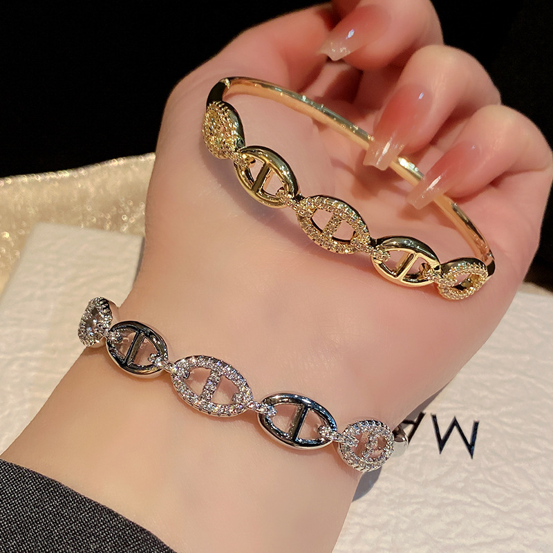 18k Gold-plated Zircon Diamond Designer Opening Bracelet for Women Hollow Alphablet Design Trendy Versatile Jewelry Factory Wholesale