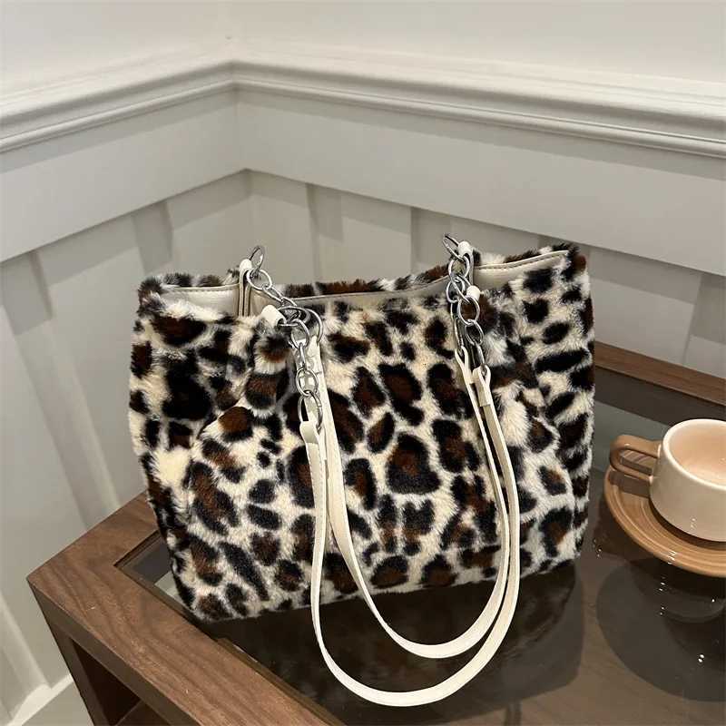 Winter Fashion Leopard Print Plush Womens Bags Are Versatile Casual Trendy Premium Texture Large Capacity Shoulder HandbagT251215