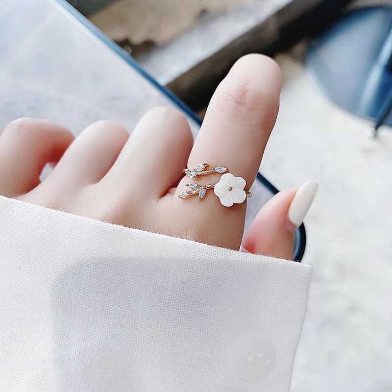 2022 New Fashion Crystal Zircon Rings Sweet Flower Butterfly Adjustable Open Rings Female Wedding Engagement Jewelry Gift M251215