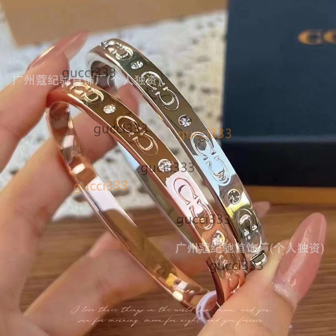 Designer Men's and Women's Luxury Bracelets Coach Carriage COA Koujia New Double C Open Couple Bracelet for Women with Letter Engraving Gold-Plated F59083 YUY2