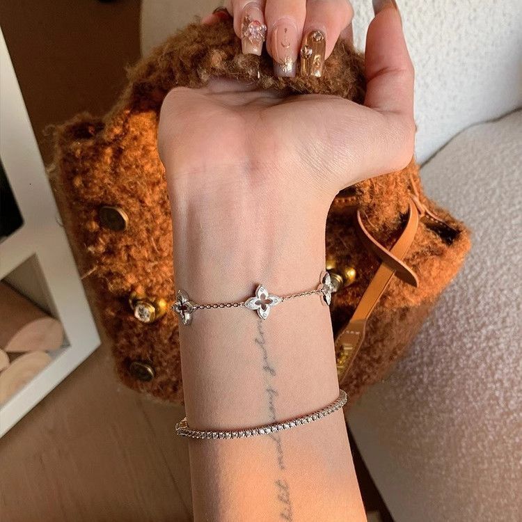 Vintage Style Brushed Star Lucky Four-Leaf Clover Luxury Jewelry Satin Brushed Bracelet Exquisite Elegant Jewelry