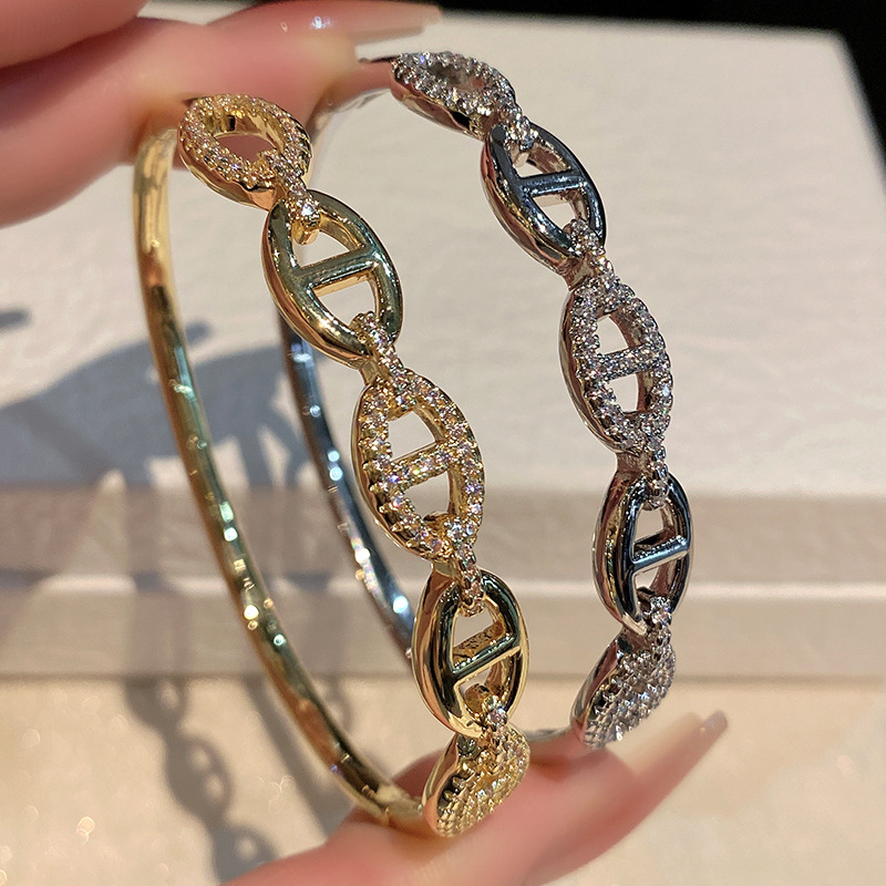 18k Gold-plated Zircon Diamond Designer Opening Bracelet for Women Hollow Alphablet Design Trendy Versatile Jewelry Factory Wholesale