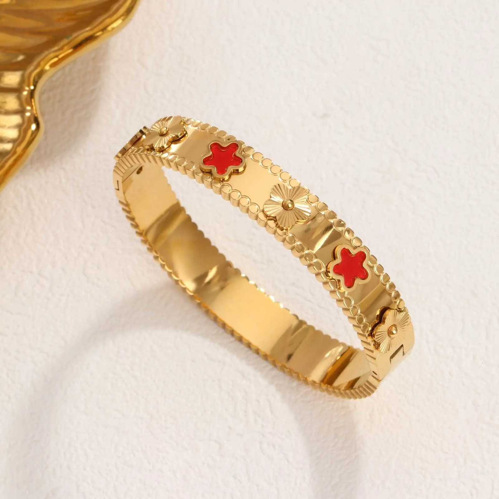 18K Gold Plated Hot Selling Metal Y2K Style For Women Stainless Steel Five Flower Jewelry High Quality C r M251215