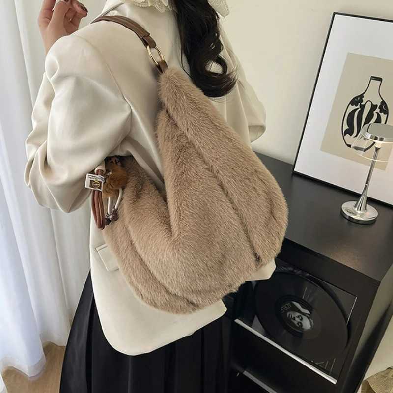 New Winter Versatile Commuting Shoulder Bags Women Large Capacity Furry Bucket Bag for Commute Texture and Simple Storage BagsT251215