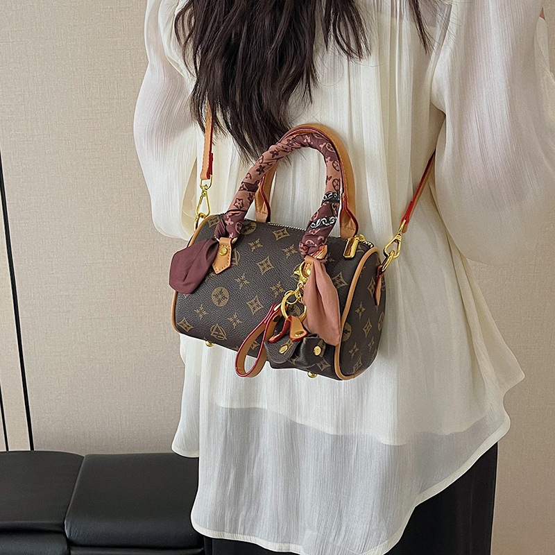 Free delivery designer shoulder bag Fashionable and minimalist handbag commuting shoulder bag