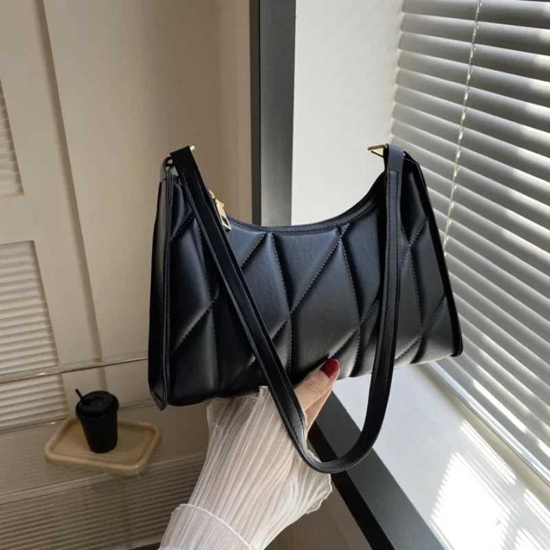 Trendy Women Shoulder Bag PU Leather Underarm Bag Solid Color Handbags Leisure Commuting Small Handle Bags Fashion Zipper ClutchT251215