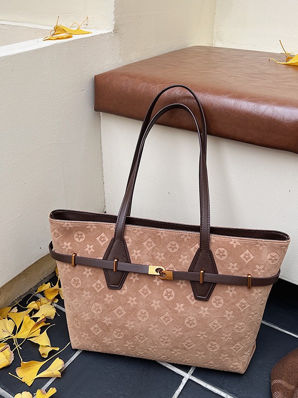 Designer bag 2025 Autumn Winter New Large Capacity Commuter Tote Bag Versatile Classic Printed Retro Suede Underarm Bag for Women black coffee khaki b