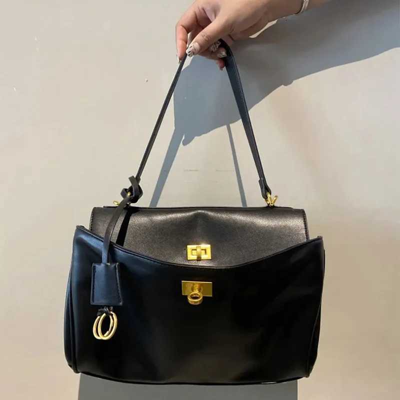 1pc Luxury Calfskin Woman Shoulder Bags Autumn Winter Genuine Leather Women Totes Fashion portable Gold Buckle Women HandBagsT251215