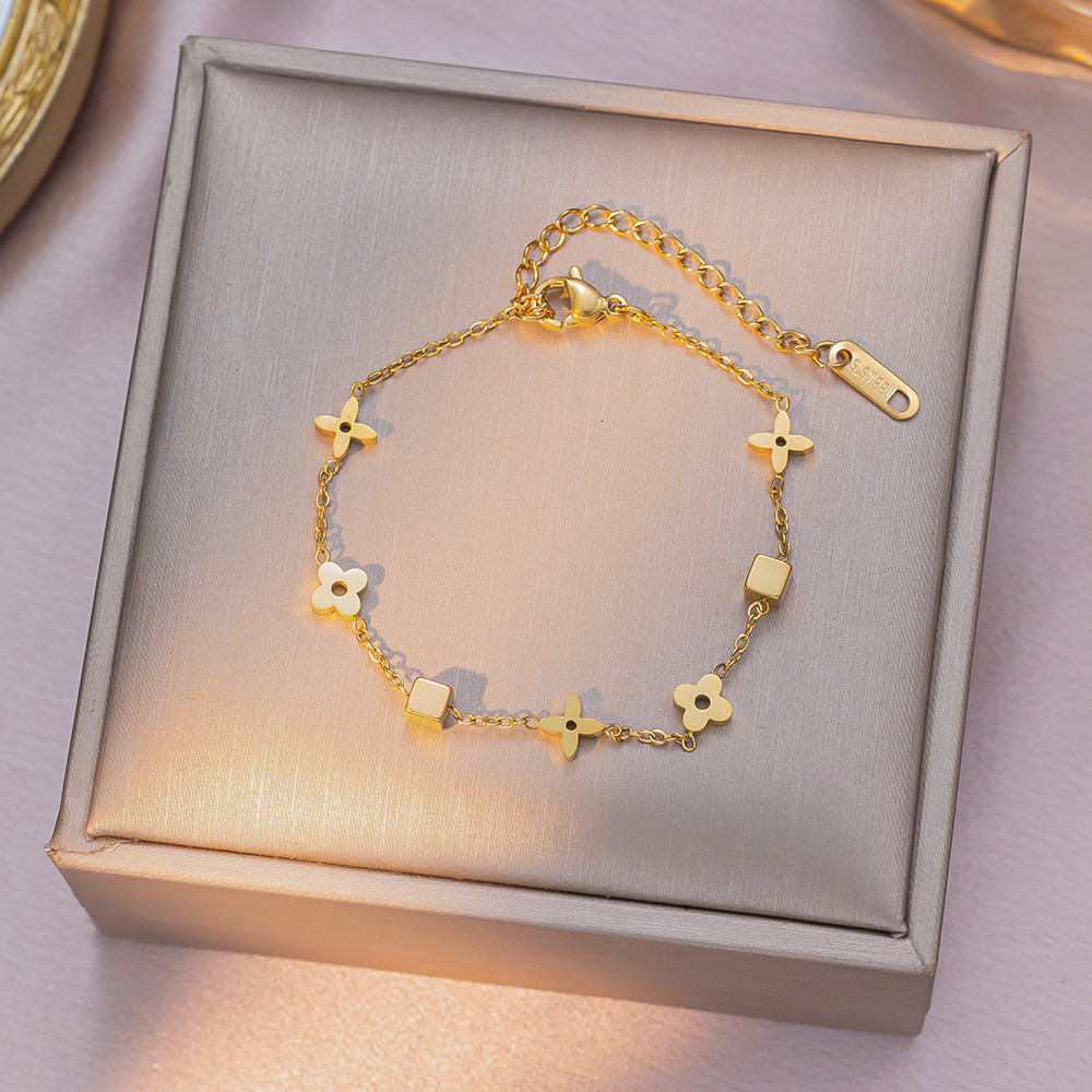 High End Luxury Designer Necklace Fashionable Jewelry Women's Geometric Small Square Flower Titanium Steel Four Leaf Clover Collarbone Chain Set
